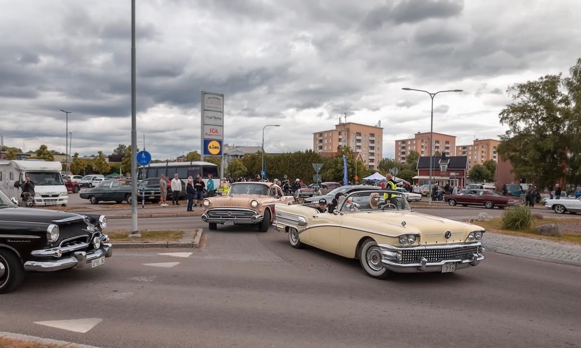 Klassiska bilar under Hallsta Cruising i centrala Hallstahammar